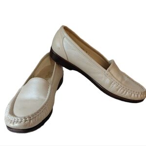 SAS Simplify Slip On Loafers Women's Size 8 Wide Pearl Leather Loafer Flats